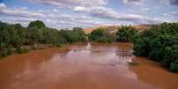 Governador Valadares (MG) - Passagem da lama pelo Rio Doce, por causa do rompimento de barragem em Mariana, causou desastre ambiental -  Foto: Agência Brasil