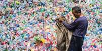 Estima-se que uma média de 10 milhões de toneladas de resíduos de plástico vão parar no mar todos os anos  Foto: Getty Images / BBC News Brasil