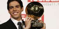 A temporada fantástica rendeu a Kaká o prêmio de Melhor do Mundo da Fifa no ano de 2007. O meia deixou para trás os craques Lionel Messi e Cristiano Ronaldo.  Foto: BENOIT TESSIER / Arquivo Lance! / LANCE!