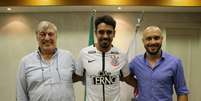 J&uacute;nior Dutra: O atacante de 29 anos j&aacute; foi apresentado pelo Corinthians. Ele foi um pedido de F&aacute;bio Carille, que o v&ecirc; podendo atuar nas quatro posi&ccedil;&otilde;es de ataque.  Foto: Divulga&ccedil;&atilde;o/Corinthians / LANCE!