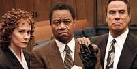 <p><strong>O Povo Contra O.J. Simpson: American Crime Story</strong></p><p>A mesma história que inspirou o documentário vencedor do Oscar 2017 – <em>O.J. Made in America</em> – foi adaptada em forma de ficção na primeira temporada da antologia <em>American Crime Story</em>. Com Cuba Gooding Jr., David Schwimmer e Sarah Paulson, a série reconta o julgamento do jogador de futebol americano O.J. Simpson, acusado de duplo homicídio, mostrando o caos dos bastidores e os jogos de poder que decidiram o futuro do acusado.</p>  Foto: Divulgação / Guia da Semana