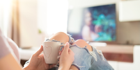 Além de ser um espaço de conforto, o quartinho de TV ainda pode se transformar em um ótimo quarto de hóspedes  Foto: Shutterstock