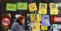 Mulher passa por cartazes de campanha eleitoral em Barcelona, Espanha 20/12/2017 REUTERS/Eric Gaillard  Foto: Reuters