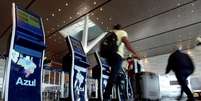 Pessoas fazem check-in em guichês da Azul no Aeroporto de Viracopos, em Campinas  Foto: Paulo Whitaker / Reuters