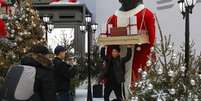 Decorações de Natal têm se tornado mais populares na China, apesar de proibição do Cristianismo | Foto: EPA  Foto: BBC News Brasil