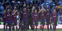 Equipe do Barcelona comemora vitória sobre o Real Madrid pelo Espanhol  Foto: Reuters