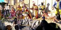 Ativista de topless tenta arrancar estátua de Jesus de berço no Vaticano.  Foto: Reuters