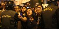 Manifestantes protestam depois que o presidente do Peru, Pedro Pablo Kuczynski, concedeu indulto ao ex-presidente Alberto Fujimori em Lima, no Peru 25/12/2017 REUTERS/Guadalupe Pardo  Foto: Reuters