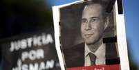 Mulher segura cartaz com foto de Alberto Nisman em Buenos Aires
  18/1/2017     REUTERS/Marcos Brindicci  Foto: Reuters