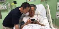 Alberto Fujimori junto de seu filho Kenji em hospital no Peru  Foto: Twitter/reprodução