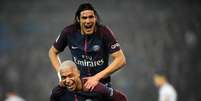 Mbappé comemora com Cavani (Foto: Franck Fife / AFP)  Foto: Lance!