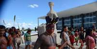 &Iacute;ndios de v&aacute;rias etnias protestam em frente ao STF para sensibilizar os ministros sobre a demarca&ccedil;&atilde;o de terras ind&iacute;genas   Foto: Ag&ecirc;ncia Brasil