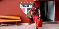 Aos 37 anos, uruguaio ainda cogita continuar jogando e não respondeu ao São Paulo (Rubens Chiri/saopaulofc.net)  Foto: Lance!