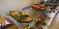 Foto de arquivo mostra sandálias Birkenstock em loja em Dortmund, Alemanha 
27/08/2013 REUTERS/Ina Fassbender  Foto: Reuters