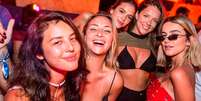 Bruna Marquezine curte festa com famosas em Noronha  Foto: O Fuxico