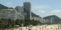 Turistas  e muitos moradores do Rio acompanham na praia de Copacabana preparativos para a noite de réveillon, que pode ter chuvas    Foto: Agência Brasil