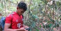 Nelison Saw Munduruku usa seu GPS para ajudar na demarcação das terras de Mangabal (Foto: Ailém Veiga)  Foto: BBC News Brasil