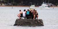 Grupo de amigos constrói ilha de areia para burlar proibição de consumir bebidas alcoolicas | Foto: David Saunders  Foto: BBC News Brasil