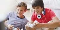 De acordo com pesquisa da Universidade de Oxford, meninos passam mais tempo jogando videogame do que meninas  Foto: Getty Images / BBC News Brasil