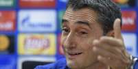 Neste mês, o técnico Ernesto Valverde deve ganhar um reforço para a zaga (Foto: Lluis Gene / AFP)  Foto: Lance!