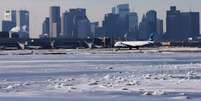 Avião espera para decolar ao lado de águas congeladas em Massachusetts, nos Estados Unidos 03/01/2018 REUTERS/Brian Snyder  Foto: Reuters