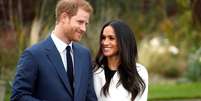 Príncipe Harry, do Reino Unido, posa com a noiva, Meghan Markle, no Palácio de Kensington em Londres 27/11/2017 REUTERS/Toby Melville  Foto: Reuters