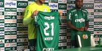 Weverton posa com a camisa 21, em sua apresentação na Academia de Futebol (Foto: Fellipe Lucena)  Foto: Lance!