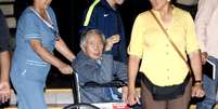 Fujimori deixa o hospital em cadeira de rodas  Foto: Reuters