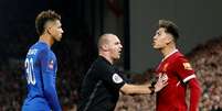 &Aacute;rbitro cont&eacute;m Firmino, que foi cobrar satisfa&ccedil;&otilde;es de Holgate  Foto: Reuters