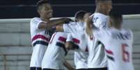 Garotada do São Paulo comemora um dos gols feitos no Estádio Santa Cruz (Foto: Reprodução/Sportv)  Foto: Lance!