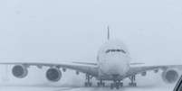 Airtbus A380 da Singapore Airlines é visto no aeroporto JFK durante tempestade de neve  Foto: Reuters