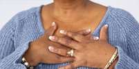 Segundo a Fundação Britânica do Coração, infartos são frequentemente vistos erroneamente como um problema masculino  Foto: Getty Images / BBC News Brasil