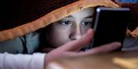 Mera expectativa de receber mensagens nas mídias sociais deixa crianças e adolescentes em estado de alerta, prejudicando o sono  Foto: Getty Images / BBC News Brasil