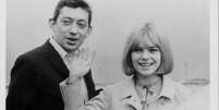 O músico Serge Gainsbourg e a cantora France Gall, em 1965, em imagem registrada no aeroporto de Paris  Foto: Central Press / Hulton Archive / Getty Images