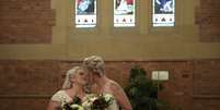 Rebecca Hickson e Sarah Turnbull posam para fotos após se casarem em Newcastle, na Austrália 09/01/2018   AAP/Dan Himbrechts/via REUTERS   Foto: Reuters