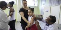 Ministério deu por encerrado surto de febre amarela silvestre em julho, mas novos casos em São Paulo reacenderam alerta; acima, vacinação em outubro | Foto: EPA  Foto: BBC News Brasil
