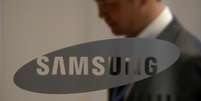 Homem passa pelo logo da Samsung em pr&eacute;dio da empresa em Seul, Coreia do Sul   Foto: Reuters