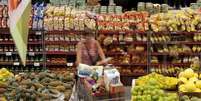 Consumidora faz compras em mercado em São Paulo
11/01/2017 REUTERS/Paulo Whitaker  Foto: Reuters