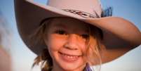 Ammy 'Dolly' Everett ficou famosa ao estrelar comercial do chapéu Akubra aos 8 anos | Foto: Facebook/Akubra official  Foto: BBC News Brasil