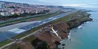  incidente ocorreu na noite de ontem (13) e as imagens da aeronave quase caindo no mar foram divulgadas pela imprensa local.  Foto: Reuters