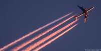Avi&atilde;o cria esteira de condensa&ccedil;&atilde;o que pode conter fuligem e agentes de polui&ccedil;&atilde;o  Foto: DW / Deutsche Welle