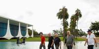 Presidente da República, Michel Temer, durante caminhada na manhã de domingo com ministros  Foto: Agência Brasil