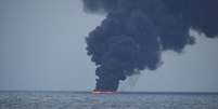 Navio petroleiro iraniano é visto em chamas após colidir com navio de carga chinês no mar do leste da China 15/01/2018 Guarda Costeira do Japão/Divulgação via REUTERS   Foto: Reuters