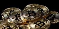 Ilustraçções da moeda virtual bitcoin
8/12/2017 REUTERS/Benoit Tessier/Illustration  Foto: Reuters
