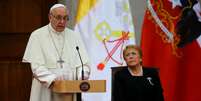 Papa Francisco fala ao lado da presidente do Chile, Michelle Bachelet, no palácio presidencial de La Moneda, em Santiago 16/01/2018 REUTERS/Ivan Alvarado  Foto: Reuters