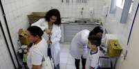 Agentes de saúde aplicam vacina para febre amarela em São Paulo 24/10/2017 REUTERS/Paulo Whitaker  Foto: Reuters
