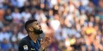 Gabigol ainda está no Brasil e espera ser liberado para o Santos  Foto: AFP / LANCE!