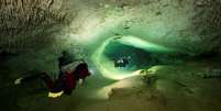 Mergulhadores exploram caverna submarina perto de Tulum, no México  Foto: Reuters