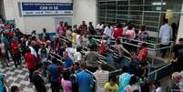 Pessoas aguardam para ser vacinadas em São Paulo, onde espera pode chegar a nove horas  Foto: DW / Deutsche Welle