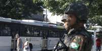 For&ccedil;as Armadas participam de opera&ccedil;&atilde;o conjunta com a Pol&iacute;cia Federal e as pol&iacute;cias estaduais na comunidade do Jacarezinho, na zona norte do Rio de Janeiro   Foto: Ag&ecirc;ncia Brasil